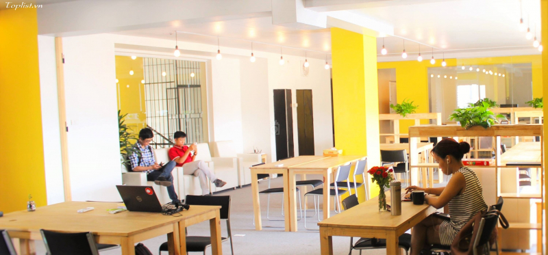 Không gian làm việc được thiết kế với tone màu vàng chanh làm chủ đạo, khá yên tĩnh, thoáng đãng giúp cho khách hàng có thể hoàn thành công việc hiệu quả