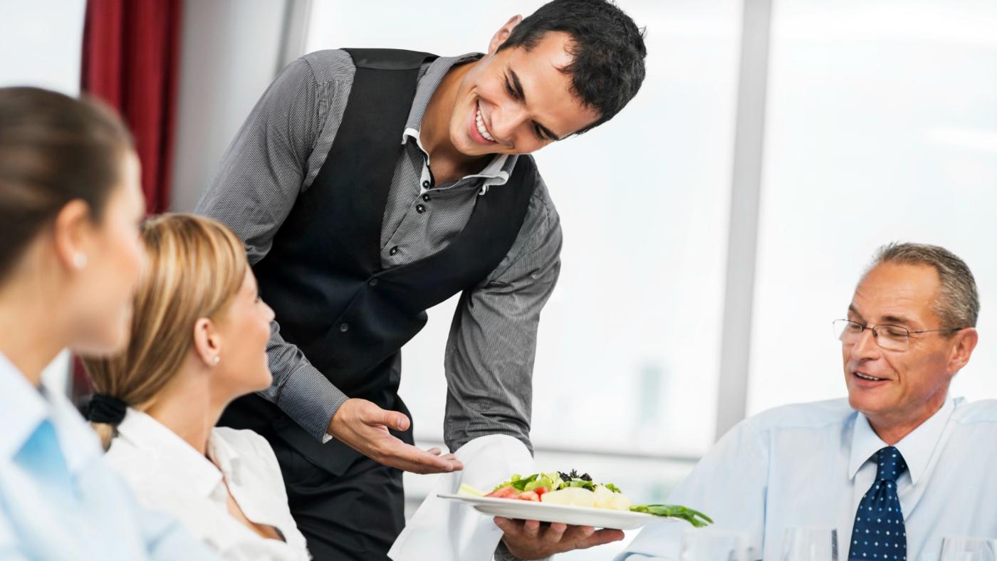 6 tình huống phục vụ bàn nhà hàng hay gặp phải và hướng xử lý khéo léo cho  bạn