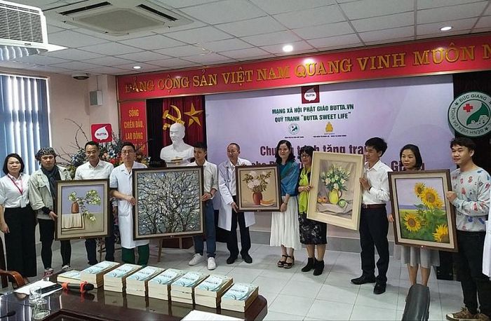 Trao 50 tranh nghệ thuật cho Bệnh viện Đức Giang giúp động viên tinh thần  người bệnh - Báo Thế Giới & Việt Nam